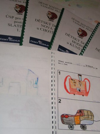 každé dítě si namaluje svá dvě přání Ježíškovi, ta jsou svázána do katalogů podle domovů, ale i virtuálně jsou v databázi dětí a jejich přání - posluchač přesně ví, o co si děcko namalovalo